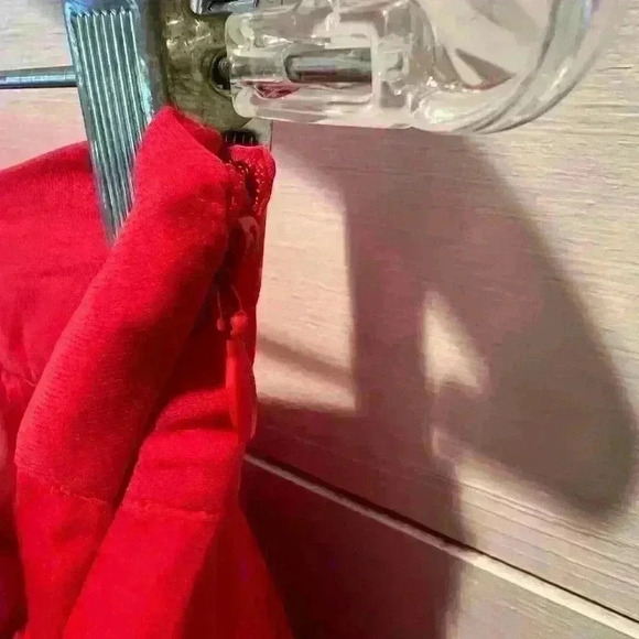 Banana republic skirt, distressed hem, size 4 red, excellent preowned condition - Picture 5 of 7